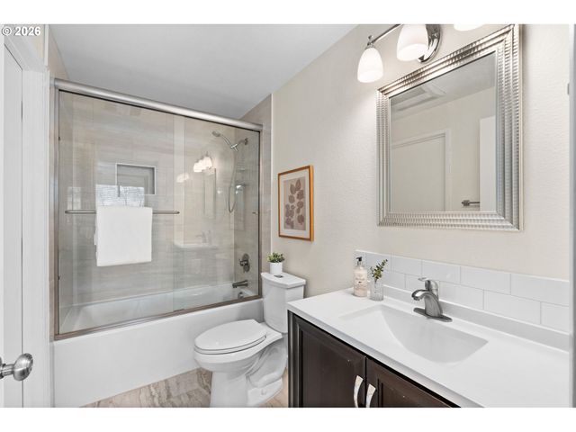 40 CRESTFIELD Ct, Lake Oswego, OR 97035