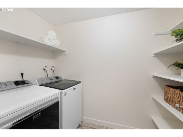 40 CRESTFIELD Ct, Lake Oswego, OR 97035