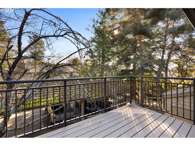 40 CRESTFIELD Ct, Lake Oswego, OR 97035