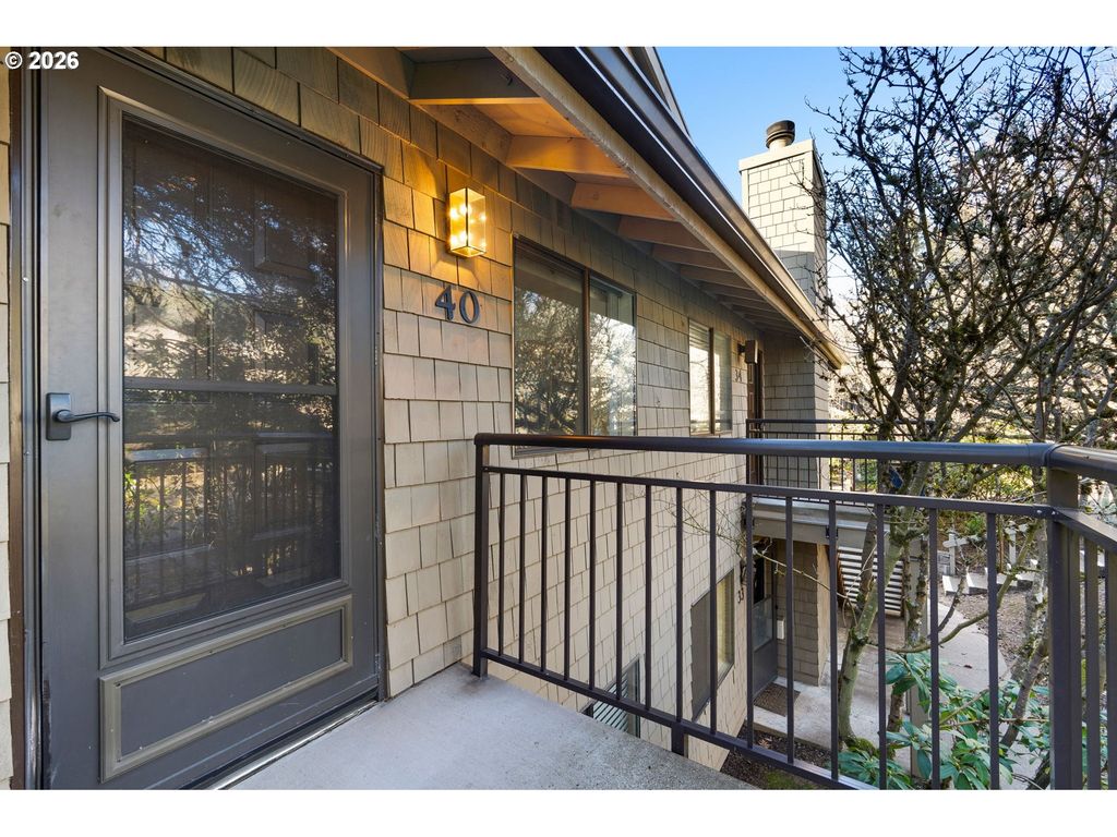 40 CRESTFIELD Ct, Lake Oswego, OR 97035