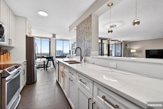 300 Winston Drive 1418, Cliffside Park, NJ 07010
