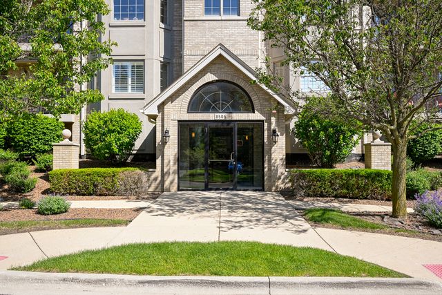 8505 Woodward Avenue 403, Woodridge, IL 60517