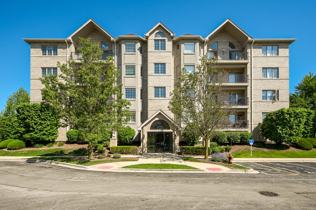 8505 Woodward Avenue 403, Woodridge, IL 60517