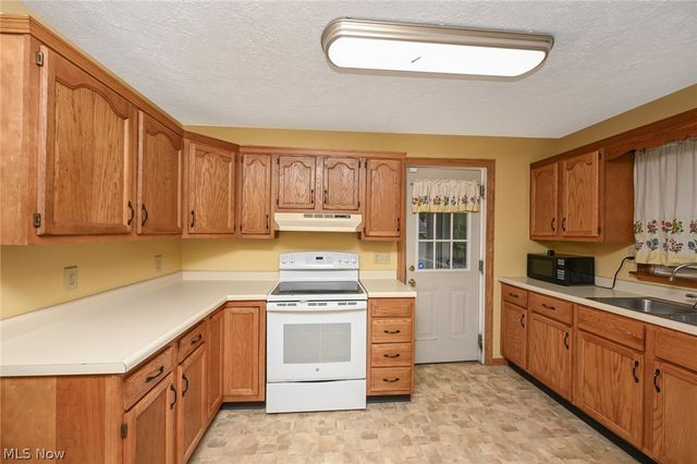 329 Redwood Street SW, Beach City, OH 44608