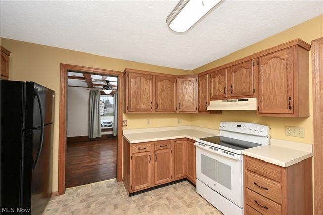 329 Redwood Street SW, Beach City, OH 44608