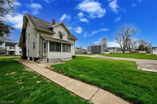 329 Redwood Street SW, Beach City, OH 44608