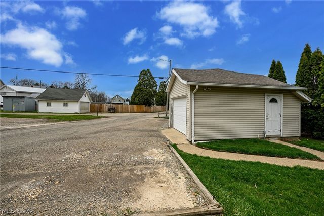 329 Redwood Street SW, Beach City, OH 44608