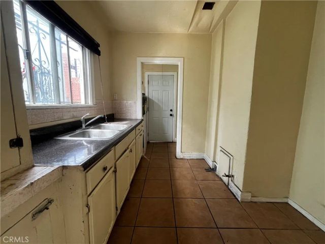 6325 S Figueroa Street, Los Angeles, CA 90003