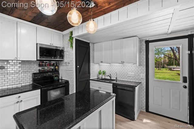 2472 Tackles Drive, White Lake, MI 48386