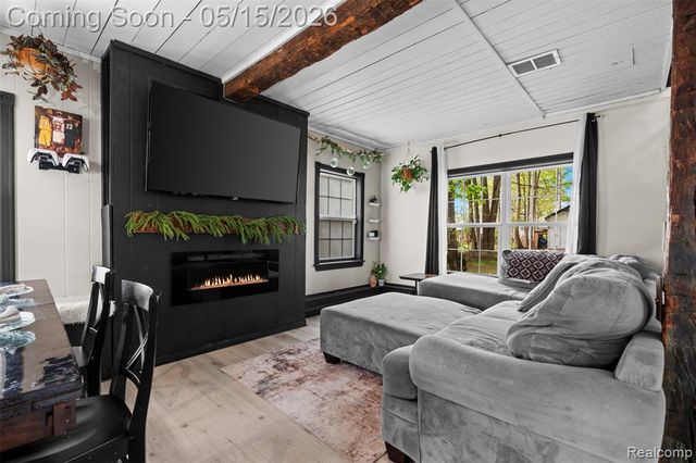 2472 Tackles Drive, White Lake, MI 48386