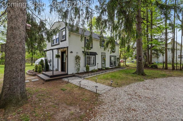 2472 Tackles Drive, White Lake, MI 48386