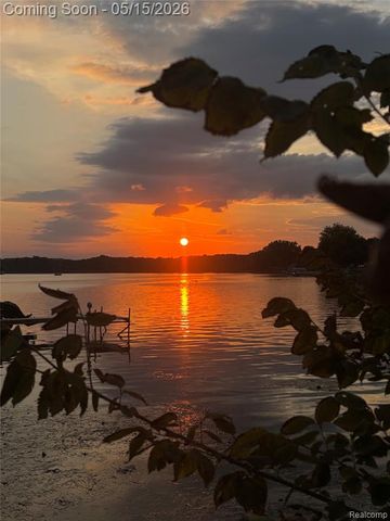 2472 Tackles Drive, White Lake, MI 48386