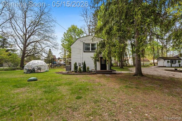 2472 Tackles Drive, White Lake, MI 48386