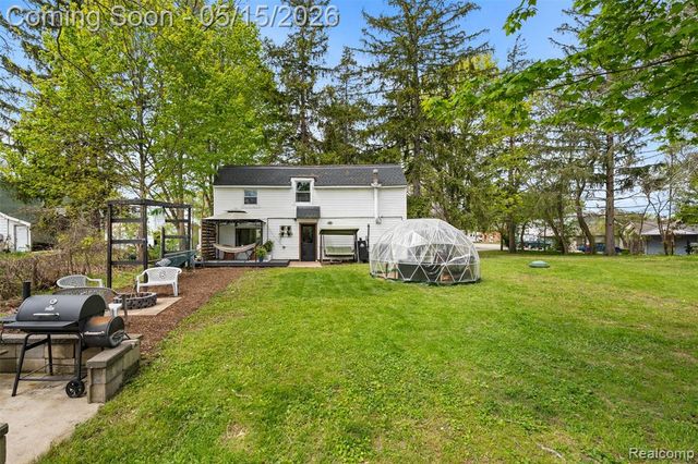 2472 Tackles Drive, White Lake, MI 48386