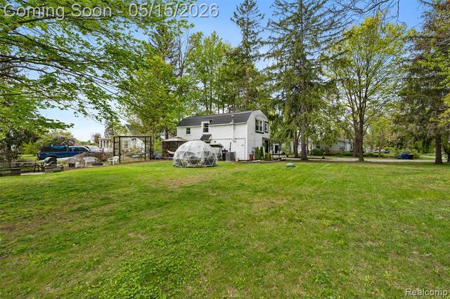 2472 Tackles Drive, White Lake, MI 48386