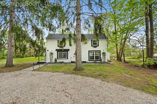 2472 Tackles Drive, White Lake, MI 48386