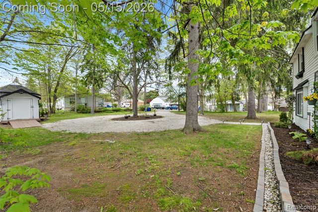 2472 Tackles Drive, White Lake, MI 48386