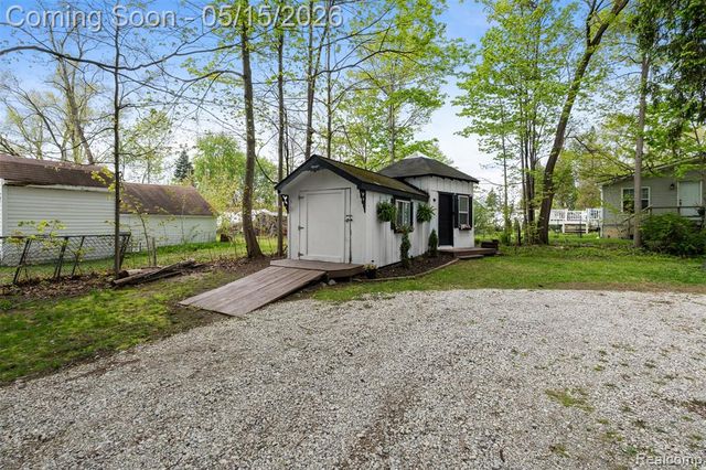 2472 Tackles Drive, White Lake, MI 48386