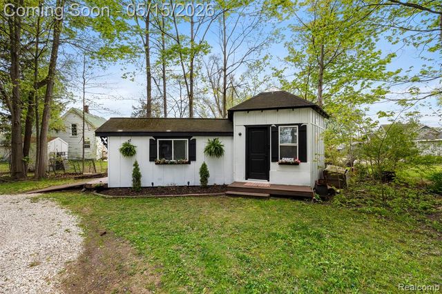 2472 Tackles Drive, White Lake, MI 48386