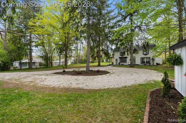 2472 Tackles Drive, White Lake, MI 48386