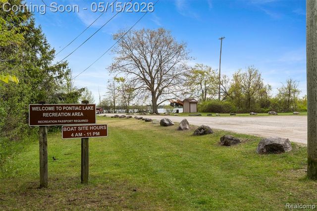 2472 Tackles Drive, White Lake, MI 48386