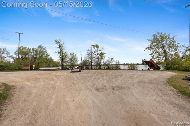 2472 Tackles Drive, White Lake, MI 48386