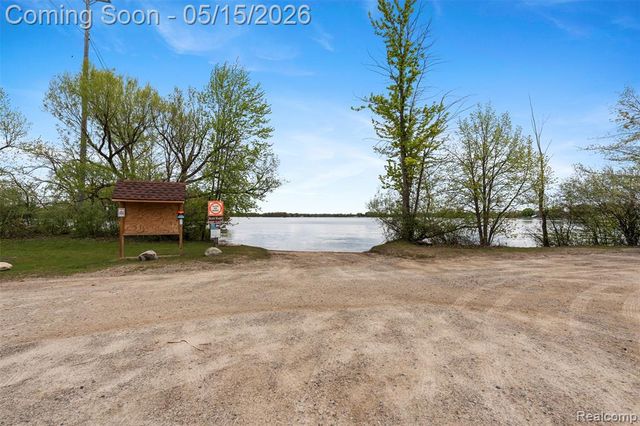 2472 Tackles Drive, White Lake, MI 48386