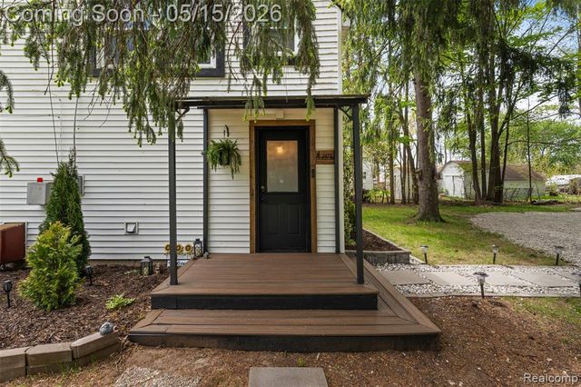 2472 Tackles Drive, White Lake, MI 48386