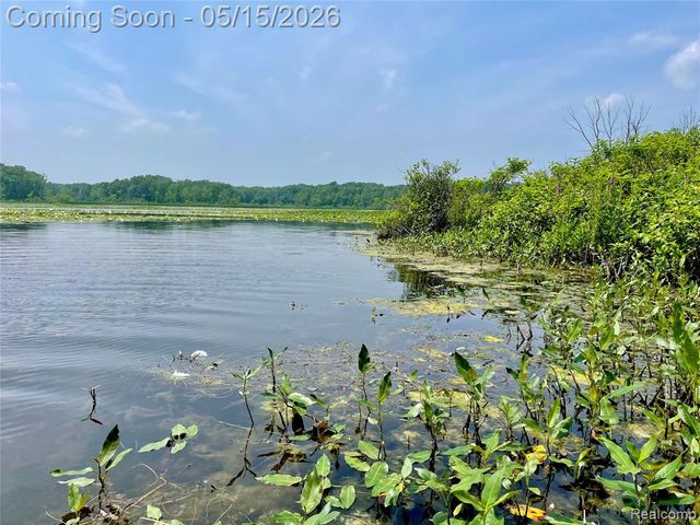 2472 Tackles Drive, White Lake, MI 48386