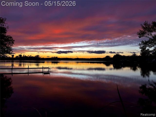 2472 Tackles Drive, White Lake, MI 48386