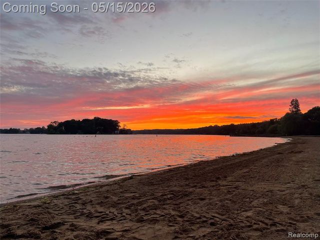 2472 Tackles Drive, White Lake, MI 48386