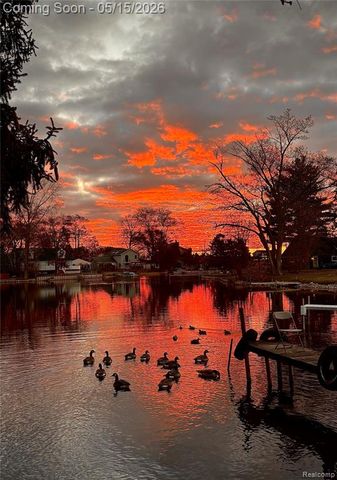 2472 Tackles Drive, White Lake, MI 48386