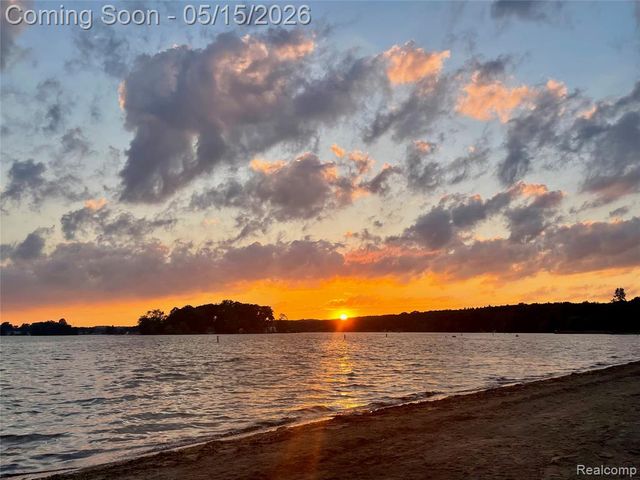 2472 Tackles Drive, White Lake, MI 48386