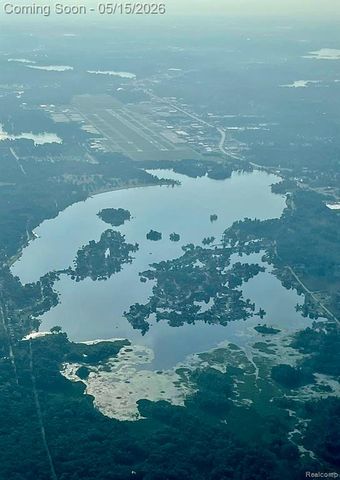 2472 Tackles Drive, White Lake, MI 48386