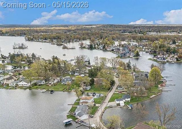 2472 Tackles Drive, White Lake, MI 48386