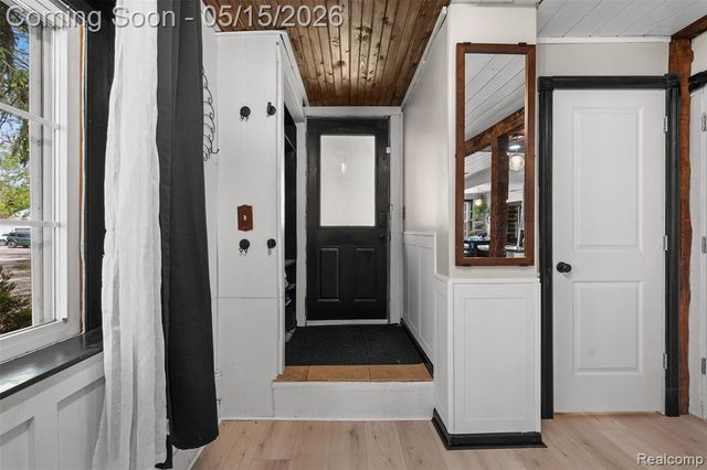 2472 Tackles Drive, White Lake, MI 48386