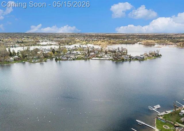 2472 Tackles Drive, White Lake, MI 48386