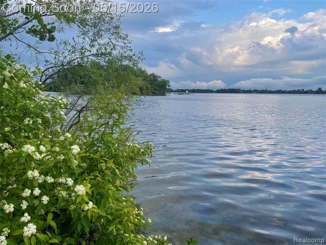 2472 Tackles Drive, White Lake, MI 48386