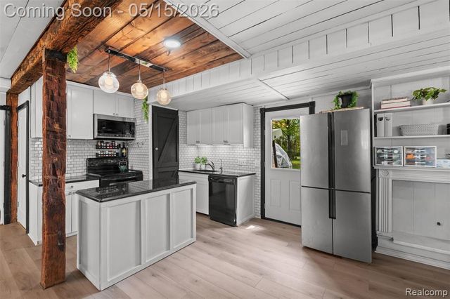 2472 Tackles Drive, White Lake, MI 48386