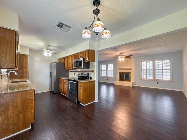 3119 Pilgrims Point Lane, Pearland, TX 77581