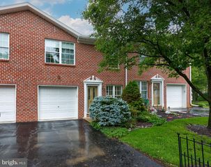 3597 Mark Dr, York, PA 17402
