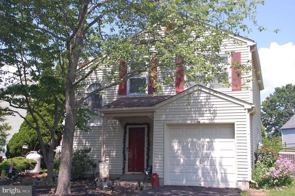 211 VILLAGE GREEN LN, Telford, PA 18969