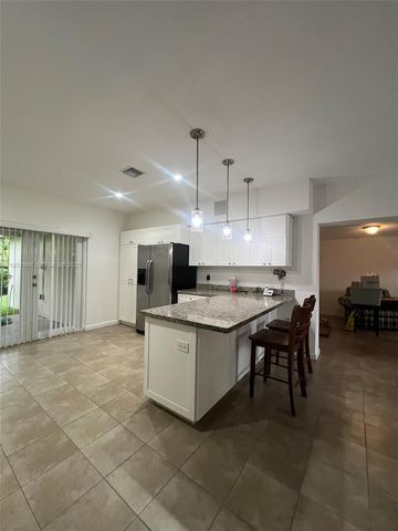 9030 SW 40th Ter, Miami, FL 33165