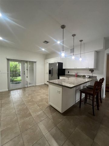 9030 SW 40th Ter, Miami, FL 33165