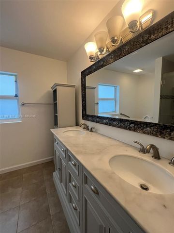 9030 SW 40th Ter, Miami, FL 33165