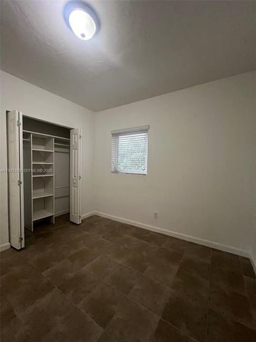 9030 SW 40th Ter, Miami, FL 33165