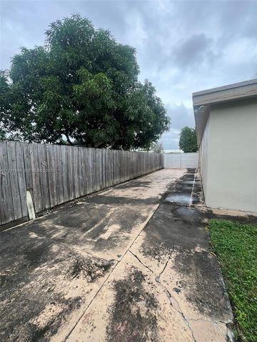 9030 SW 40th Ter, Miami, FL 33165