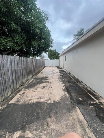 9030 SW 40th Ter, Miami, FL 33165