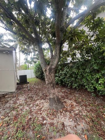 9030 SW 40th Ter, Miami, FL 33165