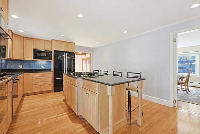 27 Lincoln St, Andover, MA 01810